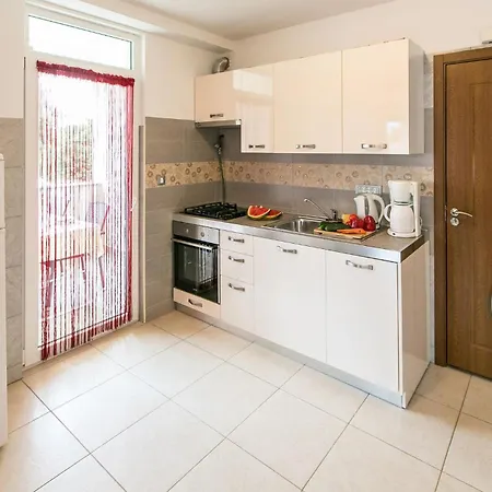 Cozy Apartment In Pula With Swimming Pool شقة